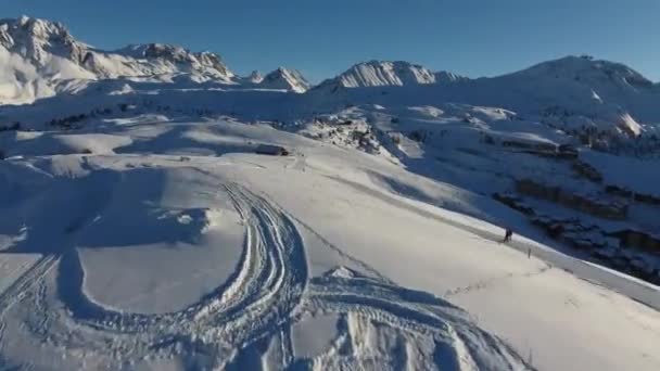 在法国阿尔卑斯山阳光灿烂的雪景中 快速的无人驾驶飞机飞越了广场 — 图库视频影像