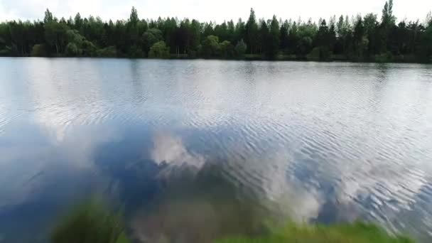 Vliegen Een Meer Richting Een Bos Frankrijk — Stockvideo