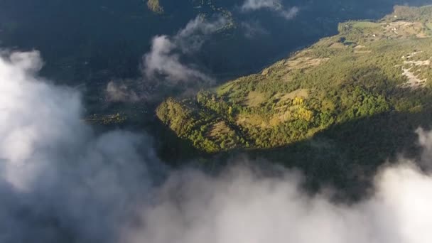 Літати Над Хмарами Відкриваючи Красивий Вертикальний Масив Навпроти Від Вертикального — стокове відео