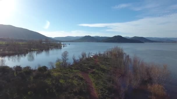 Vliegen Kust Van Salagou Meer Zonnige Dag Uitzicht Vanuit Lucht — Stockvideo