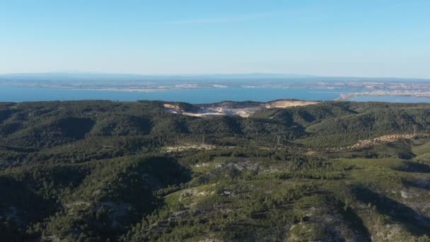 Floresta Colinas Com Uma Extração Pedreira Mar Mediterrâneo Fundo Drone — Vídeo de Stock