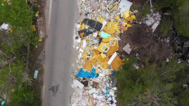 Garages Langs Een Asfaltweg Ongeoorloofd Dumpen Antenne Drone View Frankrijk — Stockvideo