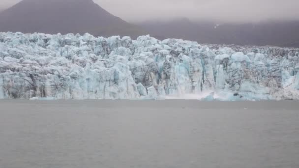 Gletscher Schmilzt Und Fällt Island Jokulsarlon See Tagsüber Bewölkt — Stockvideo