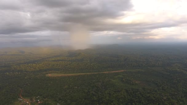 无人落日对法属圭亚那热带雨林上空的暴雨 — 图库视频影像