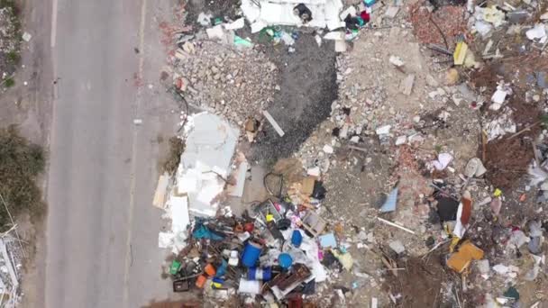 在法国上空俯瞰的公路上堆积如山的非法倾倒垃圾 — 图库视频影像