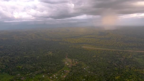 大吉亚纳的热带雨林上空下着大雨 亚马逊公园空中看日落 — 图库视频影像