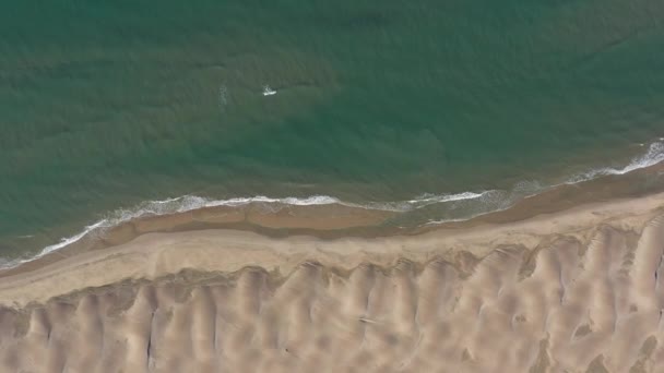 標高の高い空中上からの眺めエスピゲットビーチ晴れた日地中海の海岸晴れた日の砂丘 — ストック動画