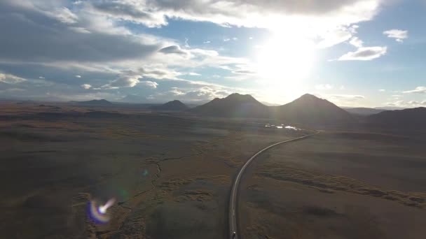 Jalan Icelandic Dengan Pegunungan Udara Ditembak Matahari Terbenam Waktu — Stok Video