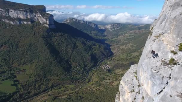 Homem Bas Pulando Penhasco Choranche França Drone Vista — Vídeo de Stock