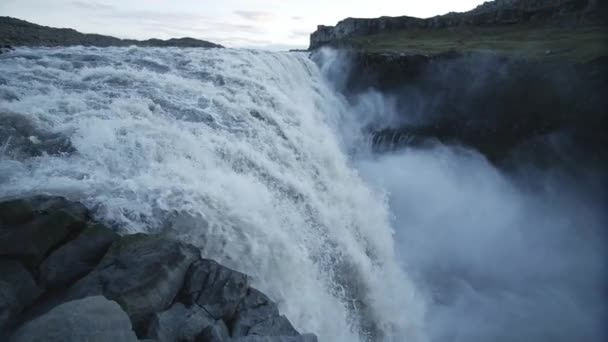 Homem Lado Cachoeira Detifoss Iceland Ponto Vista Pessoal — Vídeo de Stock