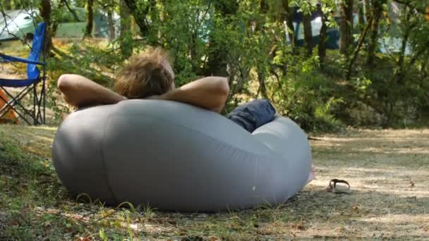 Man Chillen Ontspannen Een Airbag Een Camping Zonnige Dag Frankrijk — Stockvideo