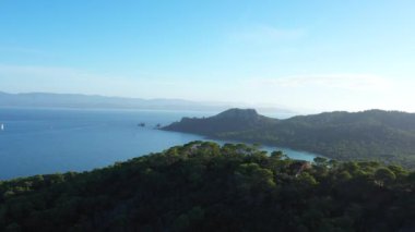 Porquerolles Adasının panoramik manzarası Fransa 'nın kapağı güneşli Akdeniz kıyısı notaları