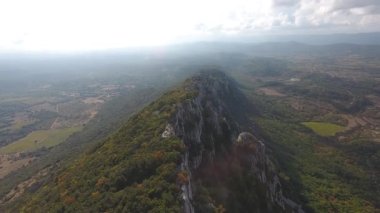 İHA uçurumunun kenarında gökyüzü manzaralı vadilerle dolu bir zirve. 