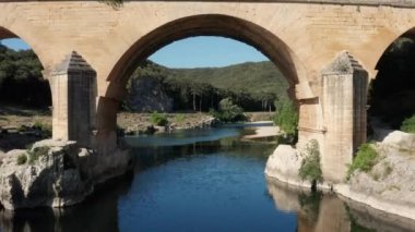 Pont du gard Hava Kuvvetleri Gardon Nehri üzerinden geri dönüyor. Eski Roma su kemeri köprüsü.
