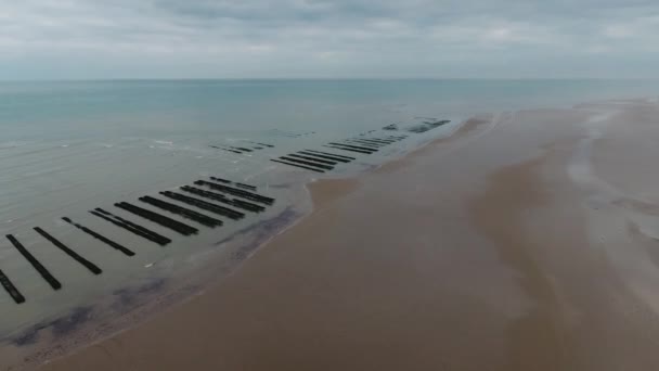 北海のノルマンディー牡蠣養殖場空中ドローン撮影曇りの日 — ストック動画