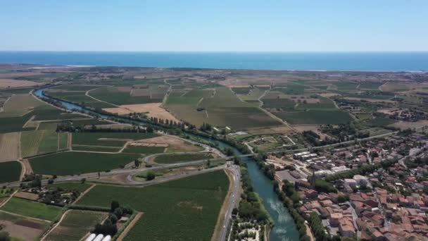 Orbe Río Serignan Ciudad Vista Aérea Día Soleado Mar Mediterráneo — Vídeo de stock