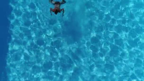 Personas Nadando Una Piscina Vista Aérea Vertical Del Dron — Vídeos de Stock