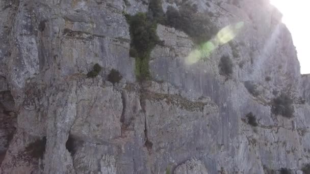 Беспилотник Pic Saint Loup Запущенный Вдоль Скалы Обнаружил Ванну Югу — стоковое видео