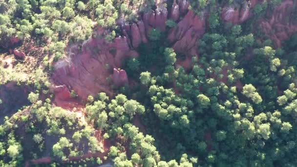 falaises rouges canyon ocre de Roussillon avec pinède sommet aérien tourné journée ensoleillée France
