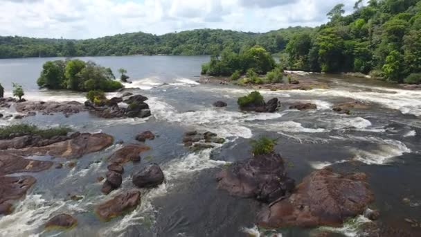 サウト マリパ フランス ギアナ ブラジルByドローン急流岩危険な場所 — ストック動画