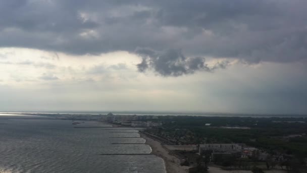 Resort Cidade Grande Motte Sob Nuvens Tempestuosas Tiro Aéreo Mediterrâneo — Vídeo de Stock