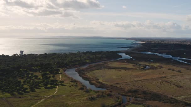 Flod Med Våtmarker Och Tallar Runt Medelhavet Hav Antenn Drönare — Stockvideo