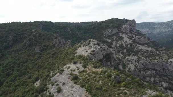 Cumes Montanha Rochosos Com Esfregaço Mediterrâneo Garrigue Aérea Drone Vista — Vídeo de Stock