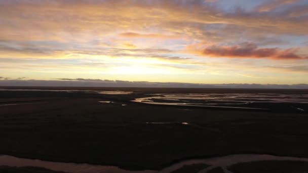 Ηλιοβασίλεμα Πάνω Από Ένα Ποτάμι Στο Iceland Drone View — Αρχείο Βίντεο