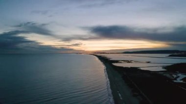 Akdeniz üzerinde gün batımı Kanal du Rhone hava aracı manzarası boyunca