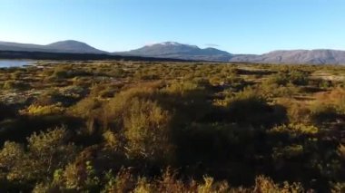 İzlanda 'daki Şeyvellir Gölü. Hava manzarası silfra güneşli bir gün.
