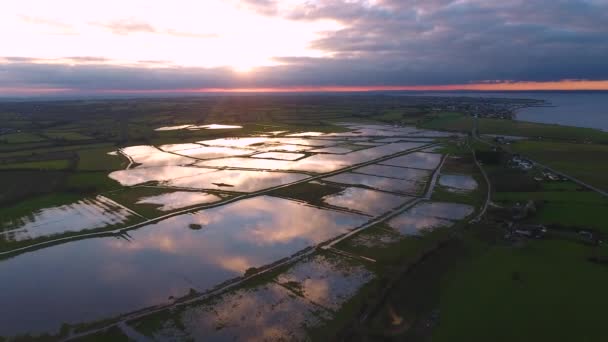 Zonsondergang Reflectie Overstroomde Velden Normandy Kustlijn Site Luchtfoto Drone — Stockvideo