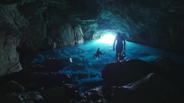 Tres Hombres Saltando Agua Dentro Una Cueva Azul Las Calas — Vídeos de Stock