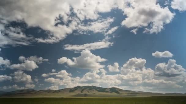 Riesige Steppenlandschaft Mit Großen Wolken Der Mongolei Zeitraffer Sonniger Tag — Stockvideo