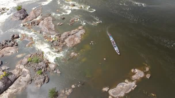 Vertical Drone View Motorised Canoe Rapids Saut Maripa French Guiana — 비디오