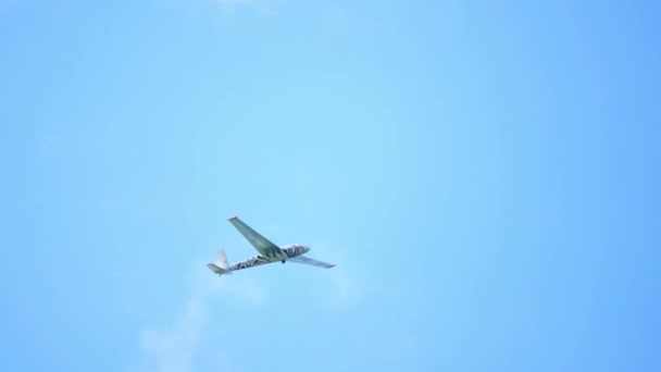 Pequeño Avión Está Volando Cielo — Vídeo de stock