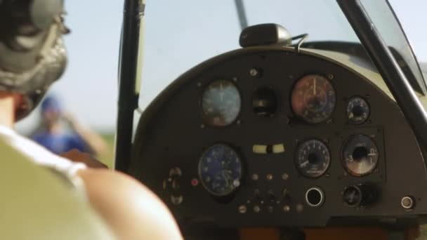 Çocuk Eski Uçak Alet Panelinde — Stok video