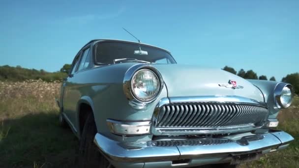Kék Retro Autó Kívül Szemlélő Lövés — Stock videók