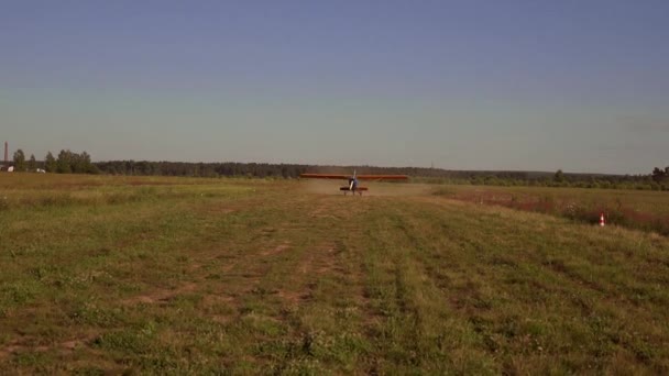 Viejo Avión Sobre Hierba Verde — Vídeos de Stock