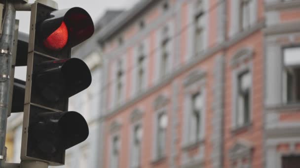 Groene Verkeerslicht Met Kleurrijke Ongericht Lichten Een Achtergrond — Stockvideo