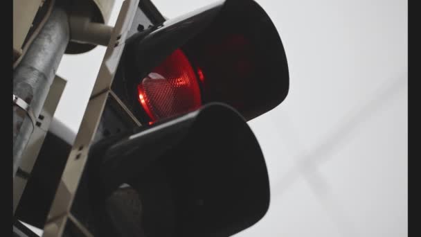 오래된 도시의 배경에 보행자를위한 빨간색 신호등 — 비디오