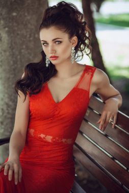 Kız parkta yürüyüş