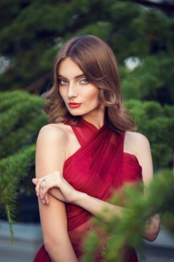 şarap renkli elbiseli kız modeli