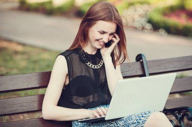 esmer kız tablet kullanma