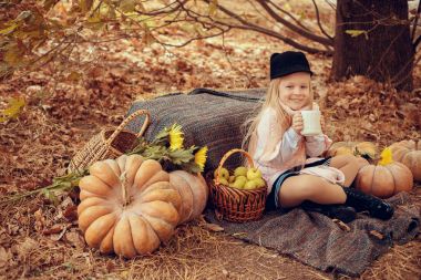 Kupası holding ile küçük kız