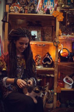 Kız kedi tutan dreadlocks ile