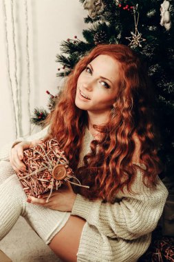 hediye kutusu tutan kadın