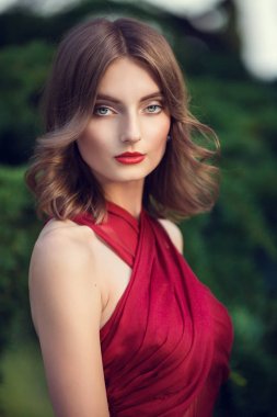  Yaz parkta poz kız.