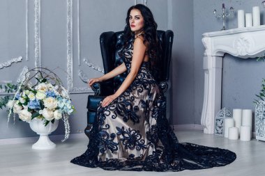 esmer seksi kadın sandalyede oturuyor