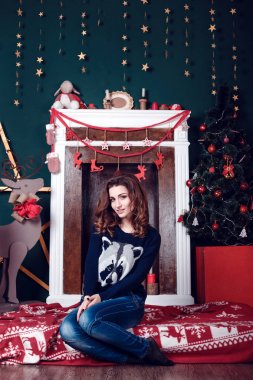 Ağacın yanında oturan güzel kız