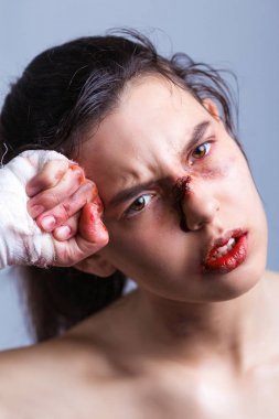 Kanlı yüzünü ve ellerini kadınla